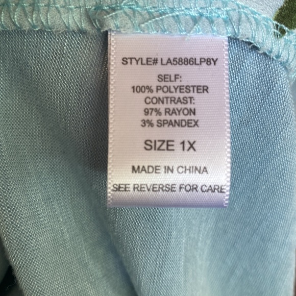 Ophelia Roe 1X cute floral top - Picture 8 of 9